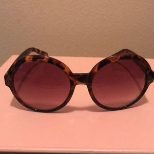 Round tortoise shell patterned sunglasses